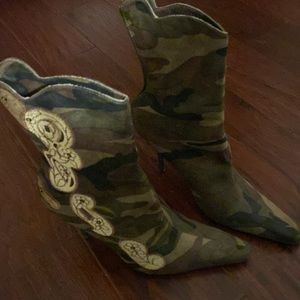 Womens Old School Never Worn Camouflage Boot by Akademiks